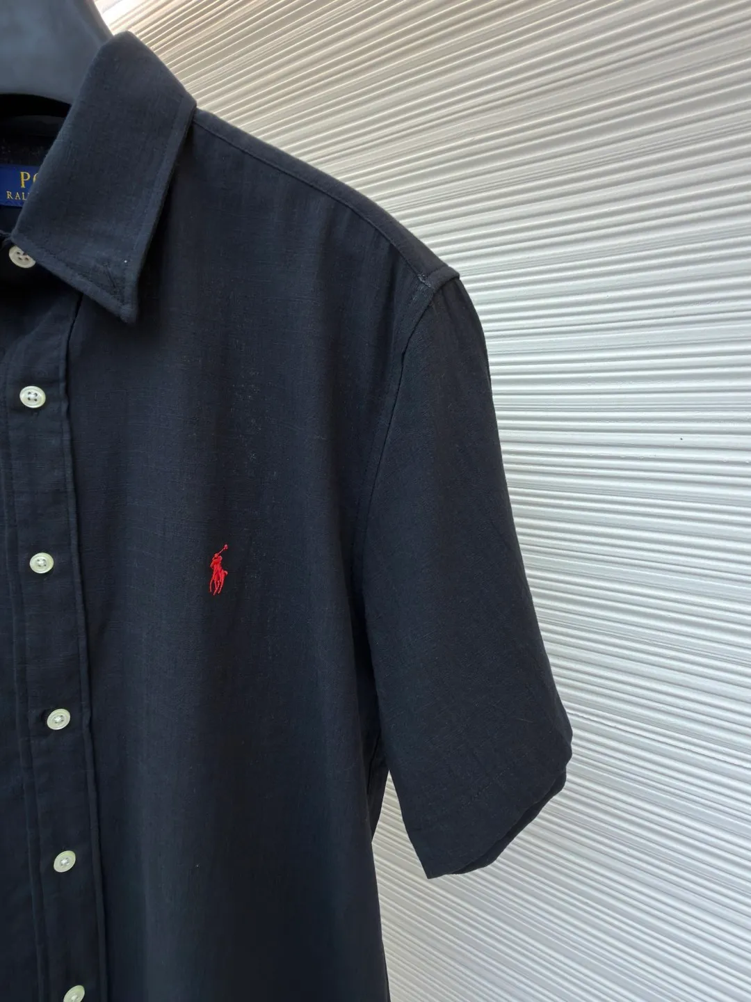 Ralph Lauren logo embroidered short-sleeved shirt ●Original version: Purchased and developed at 1590 ●Item number: 1682557-A20 ●Material: linen cotton plain fabric ●Technology: side-turned embedded stitching ●Color: black ●Version: fitted version ●Weight: about 180 grams ●Size: S-M-L-XL ●Description: Selected high-quality linen cotton plain fabric has natural texture and breathability, tight and smooth Comfortable and close to the skin. Elegantly presented with a touch of deep black. The iconic red pony embroidery is like a smart musical note dancing on the black canvas. Simple but highly recognizable. The clever design of the outer I-shaped pleated split back yoke adds a sense of agility and elegance. The minimalist shape contains the soul of fashion. Imported machine embroidery technology is used. Advanced computer control systems and sophisticated mechanical components are used to achieve the iconic pony embroidery operation with high precision. The lines are smooth and delicate, using the side-turning and embedded stitching process. It is smooth and tidy. The whole fabric has been carefully washed. It has a better hand feel and texture. It is not easy to deform, shrink or fade, and maintains long-term beauty. The overall wiring is straight and delicate, the fabric is comfortable and soft, and the color is consistent without color difference. It can be matched with the same style to create a fashionable look and control various occasions. Customized accessories, complete with three standards, same style for men and women!